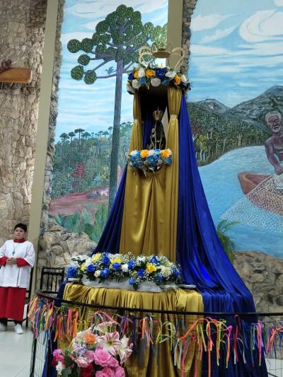 Abertura das Novenas reúne centenas de fiéis em Laranjeiras do Sul Celebração marca o início da preparação para a Festa em honra a Nossa Senhora Aparecida